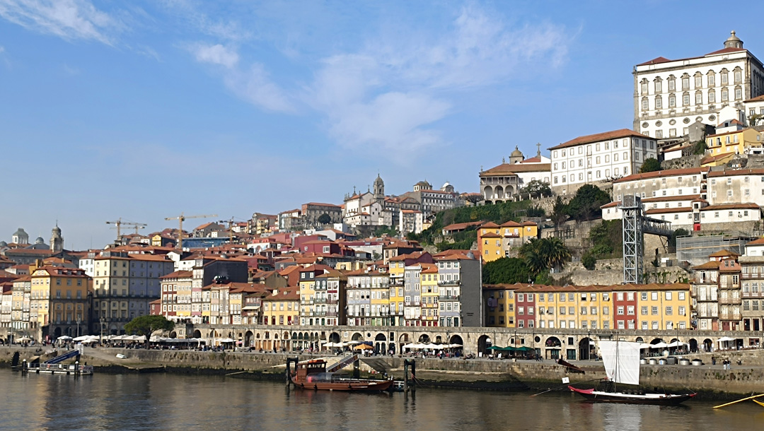 Porto, die zweitgrößte Stadt Portugals, ist eine charmante Hafenstadt am Ufer des Douro-Flusses